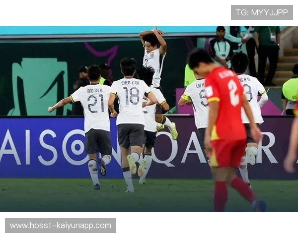 社交媒体热议国足比赛，话题不断，国足评论文章